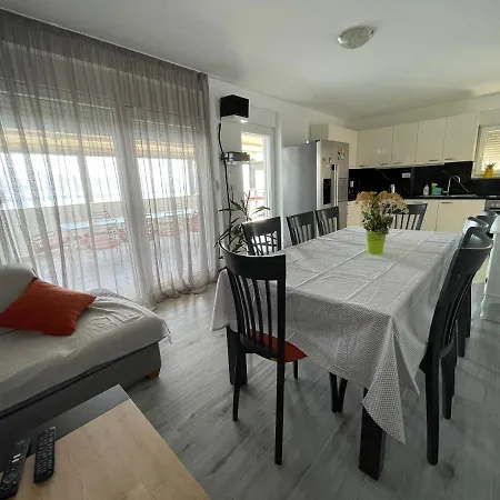 Apartment Rovci 1 *