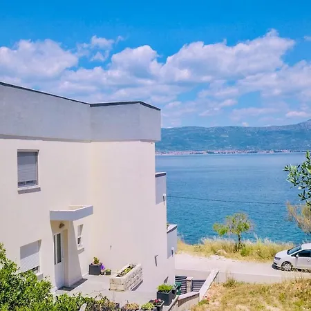 Apartment Rovci 1 *