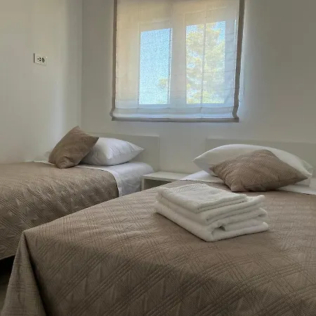 Apartment Rovci 1 *