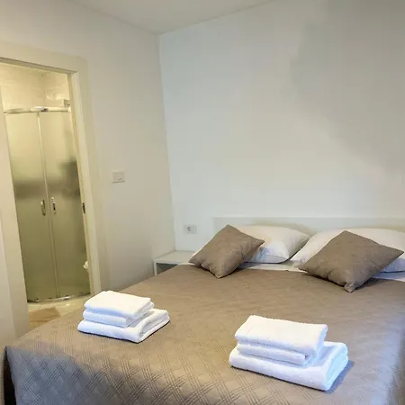 Apartment Rovci 1 *