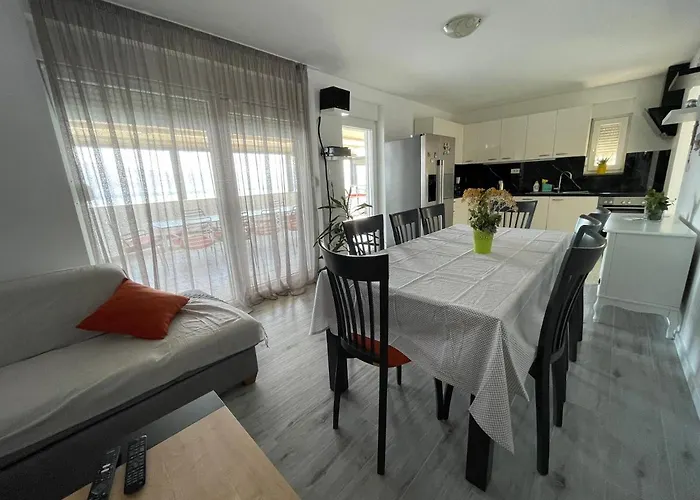 Apartment Rovci 1 *